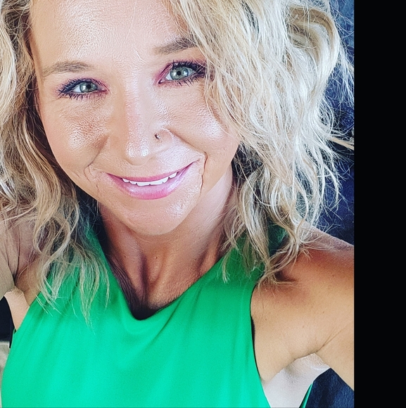 Meet your Posher, Jennifer - Picture 2 of 4